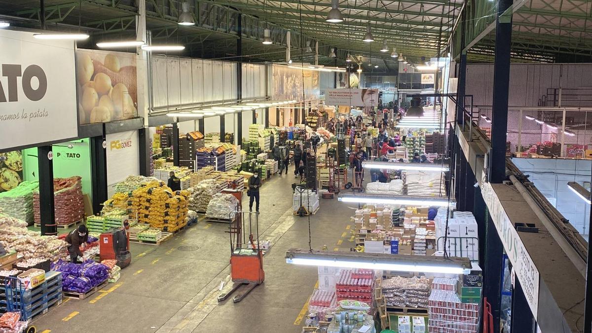 Interior de una de las naves MercaZaragoza.