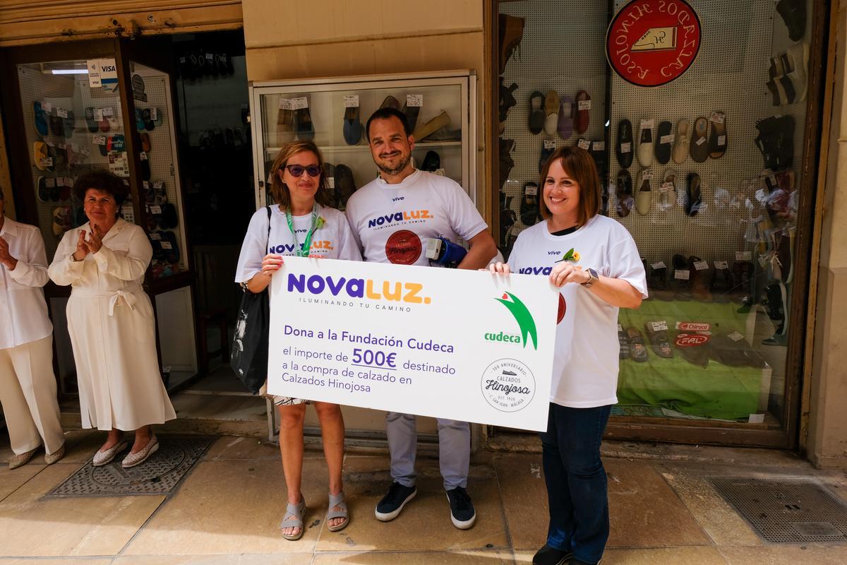 Novaluz entregó un cheque de 500 euros para gastar en Calzados Hinojosa y que será destinado a Cudeca