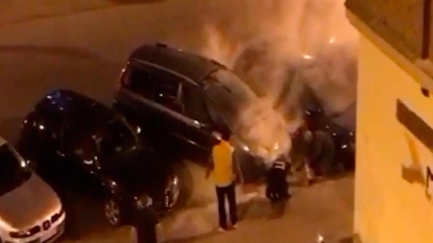 La Policía Local apaga el humo  de un coche en Avilés