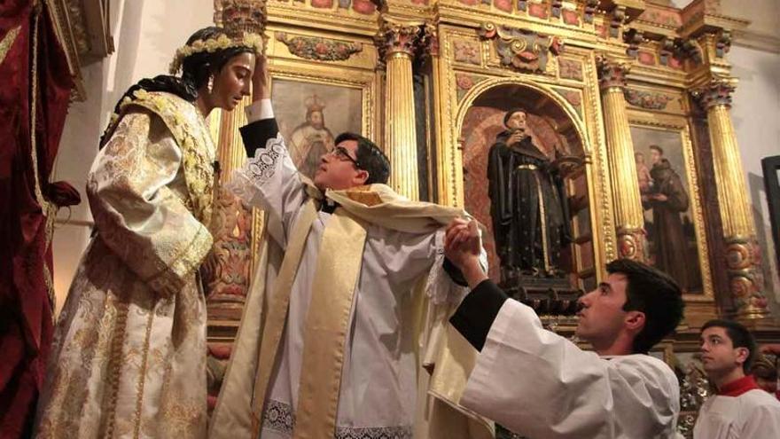 El sacerdote Florentino Pérez coloca la corona a la Virgen de la Saleta. |