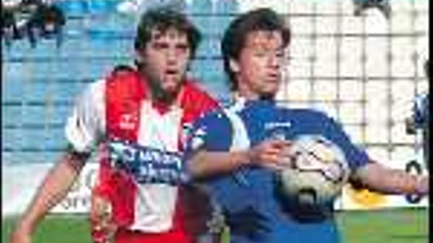 Borja controla 

el balón con el pecho ante la presencia de un rival