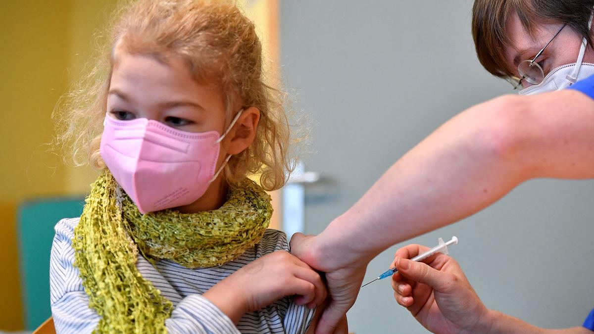 Vacunación de una niña en Alemania