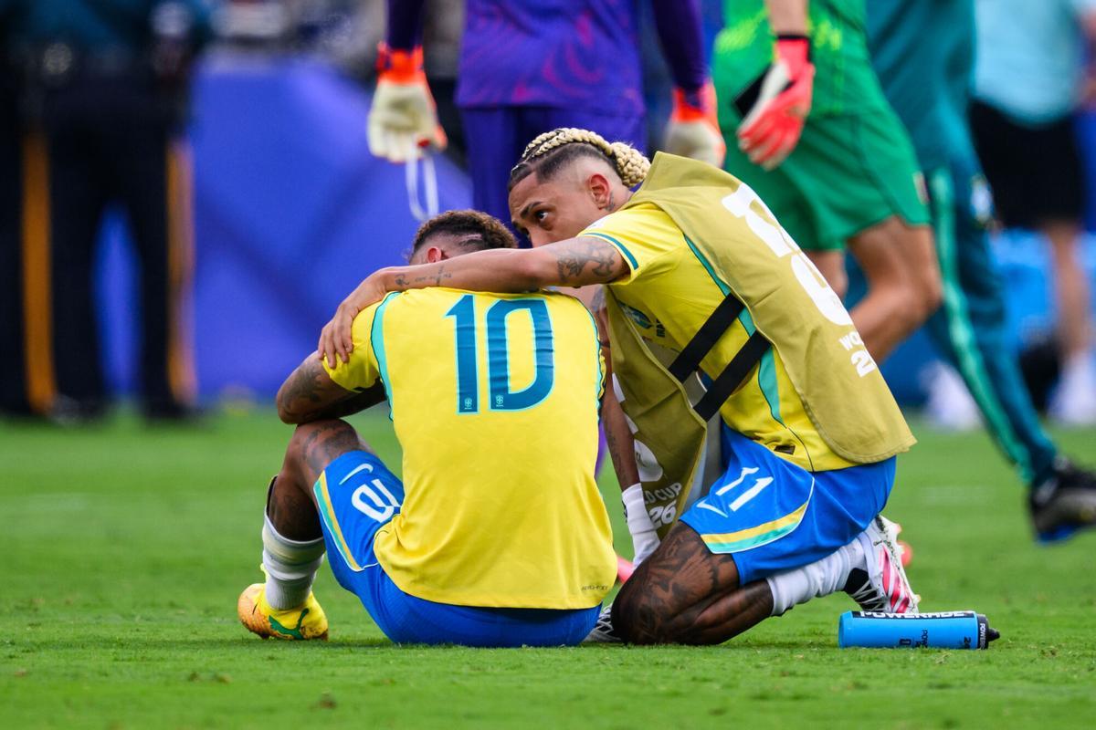 05 July 2026, US, East Rutherford: Brazil's Raphinha (R) consoles Neymar after the 2026 FIFA World Cup Round of 16 soccer match between Brazil and Norway at New York-New Jersey Stadium. Photo: Tom Weller/dpa 05/07/2026 ONLY FOR USE IN SPAIN