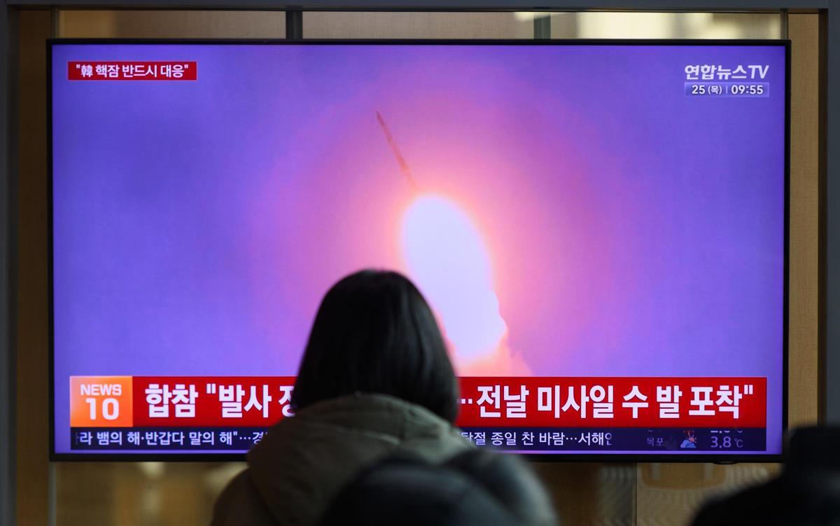 Archivo - Imagen de archivo del lanzamiento de un misil norcoreano en una televisión de Corea del Sur