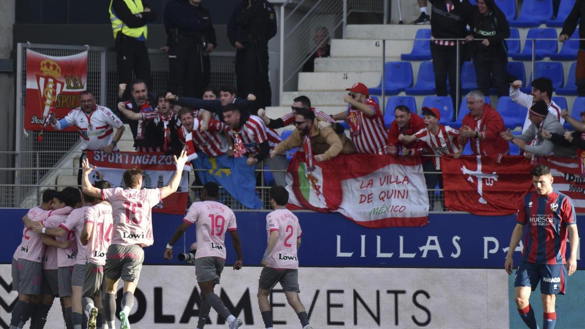 El Sporting celebra su primer gol, obra de Nacho Méndez.