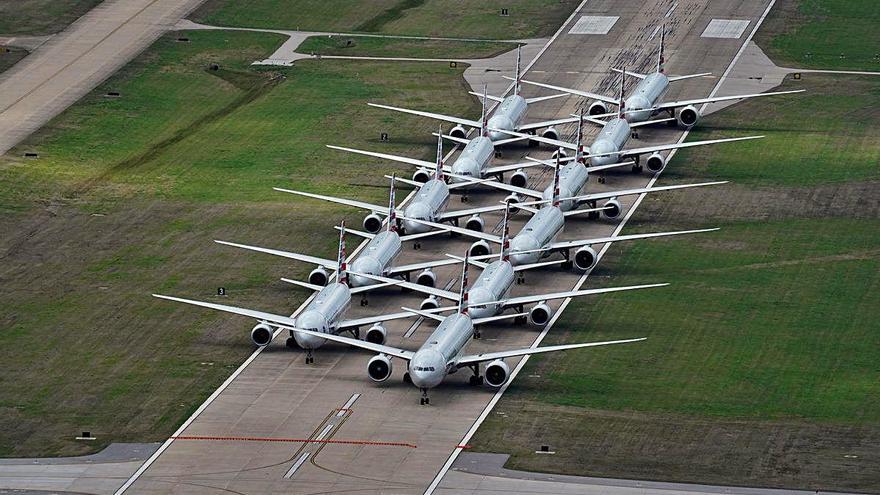 Aviones de American Airlines sin volar en una pista del aeropuerto de Tusla, Oklahoma.