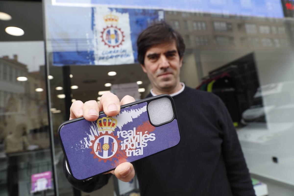 Pablo Esteban Moreno, de Megapixel, con una carcasa del Real Avilés