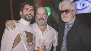 Paco León, Javier Cámara y Pedro Almodóvar.