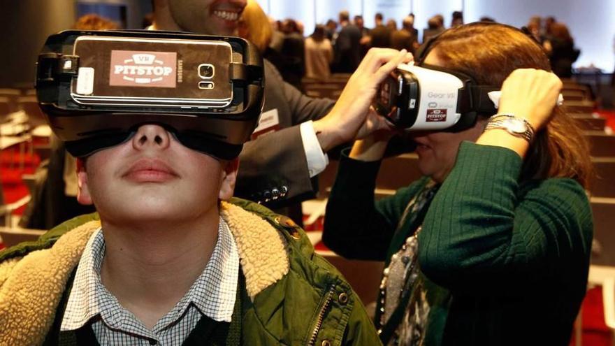 Maite Mayayo, en la foto superior, aragonesa afincada en Oviedo, vive la experiencia de las gafas 3D. Abajo, un niño disfruta de una visión inédita del monumento.