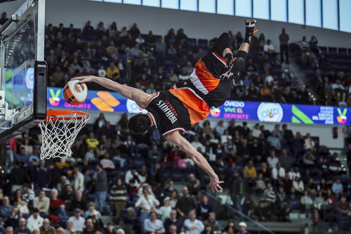Todas las imágenes del Palacio de los Deportes: mates, charanga y victoria del Alimerka Oviedo Baloncesto ante el Ourense