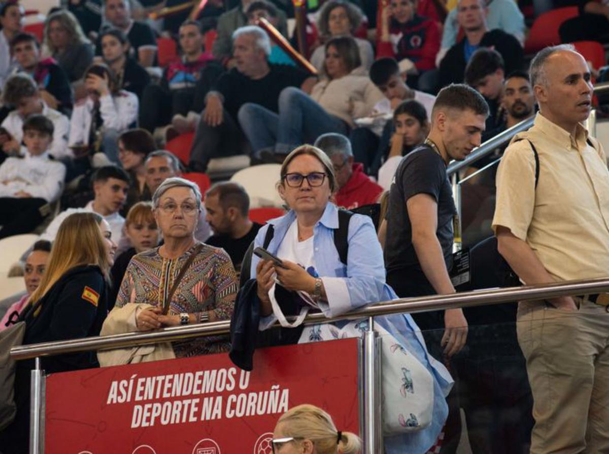 Público en el Palacio de Riazor. |  // CASTELEIRO/R. A.