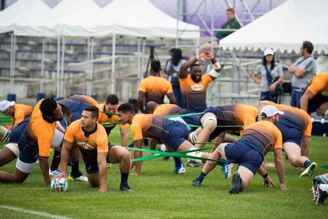 El ala sudafricana Cheslin Kolbe (2nd L) asiste a una sesión de entrenamiento del equipo en el Fuchu Asahi Football Park en Tokio.