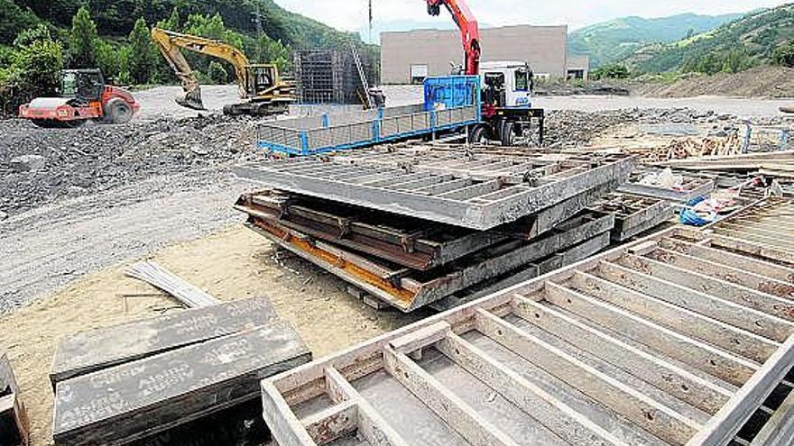 Las obras de ampliación de Asturiana de Laminados en Villallana, con la actual factoría al fondo.