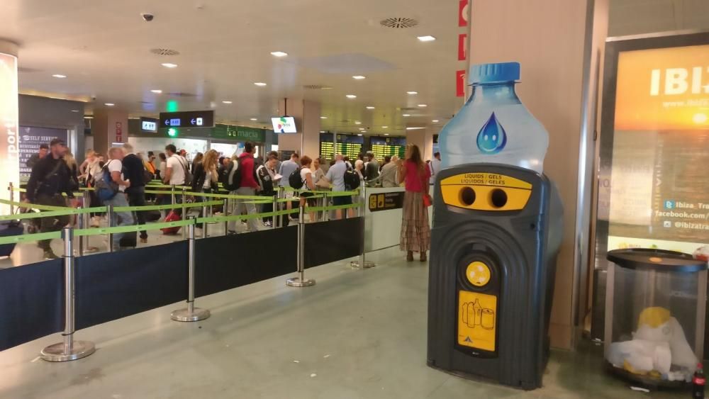 Los limpiadores vuelven al trabajo en el aeropuerto de Ibiza.