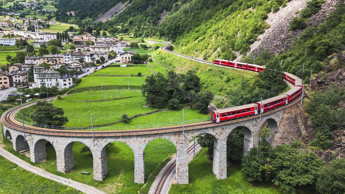 El viaje en tren más bonito de Europa: es Patrimonio de la Humanidad, atraviesa los Alpes y asciende a más de 2.000 metros de altura