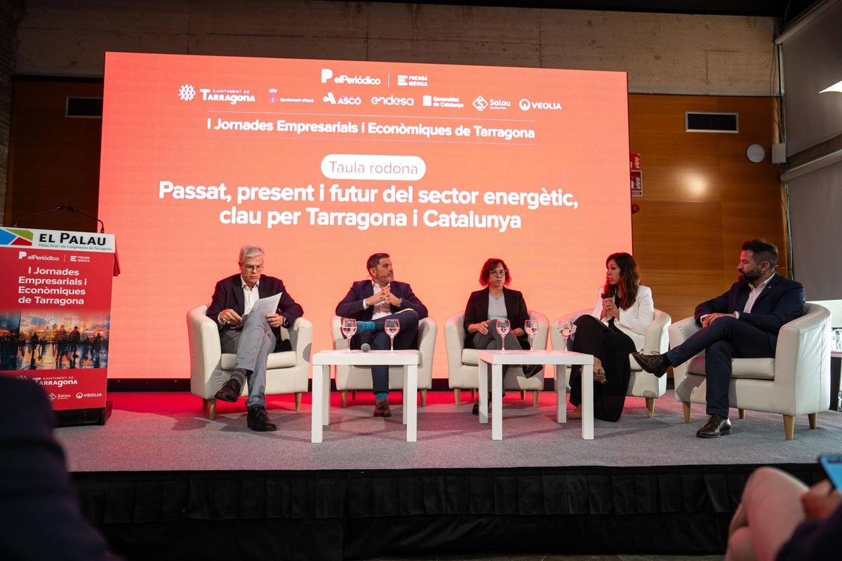 Mesa redonda 'Pasado, presente y futuro del sector energético, clave para Tarragona y Catalunya', con la participación de Jesús Gil Jiménez, director de Hidrógeno de Enagás; Montserrat Vallverdú, coordinadora de transformación industrial de Repsol en Tarragona; Raquel Carrasco, directora general de Energía, Residuos e Industria de Veolia en España; y Miguel Àngel Ribes, alcalde de Ascó. El acto está moderado por Martí Saballs, director general de contenidos económicos de Prensa Ibérica.