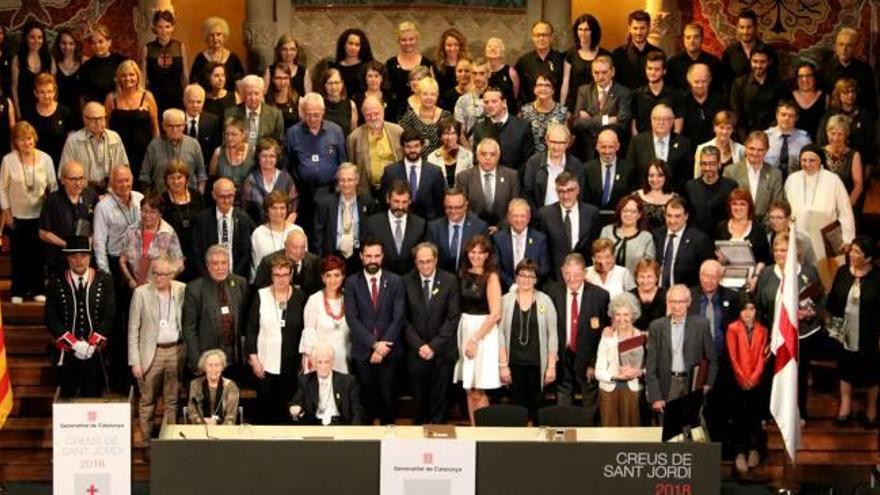 Torra escenifica una «tornada a la normalitat» entregant les Creus de Sant Jordi