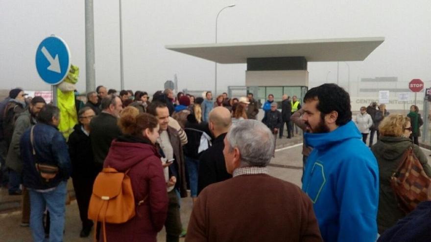 Concentración en la puerta de la cárcel de Archidona.