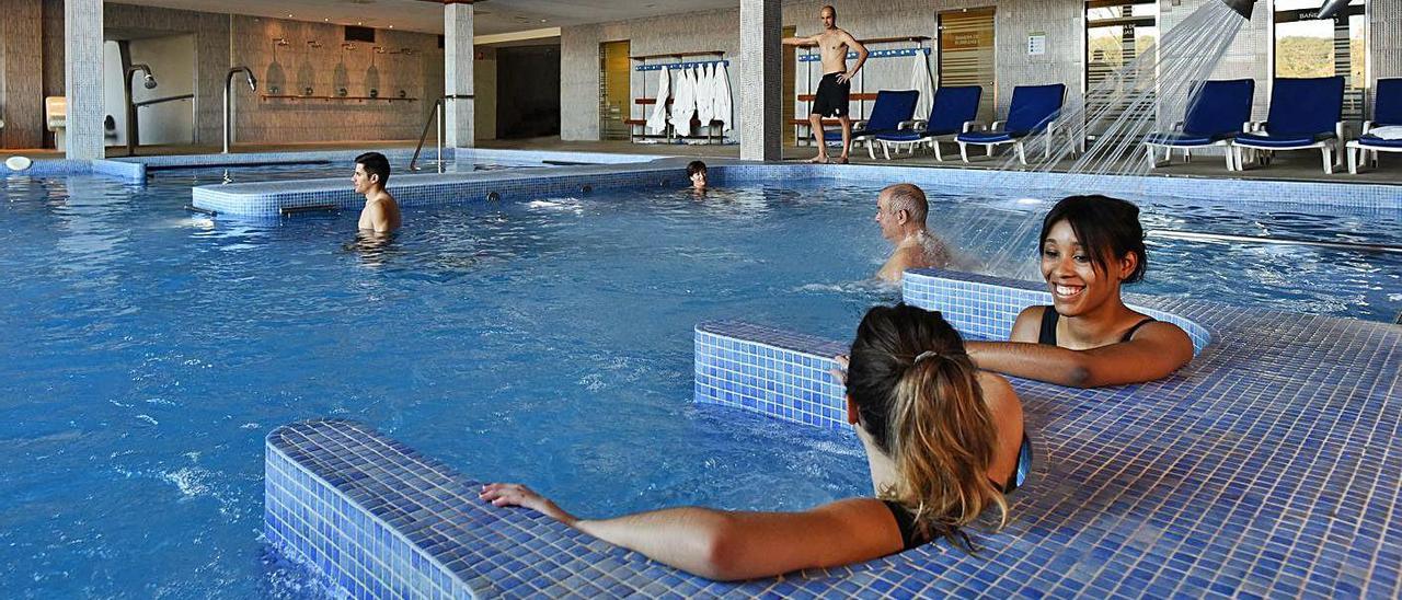 Usuarios en el balneario de Ledesma, antes de la pandemia.