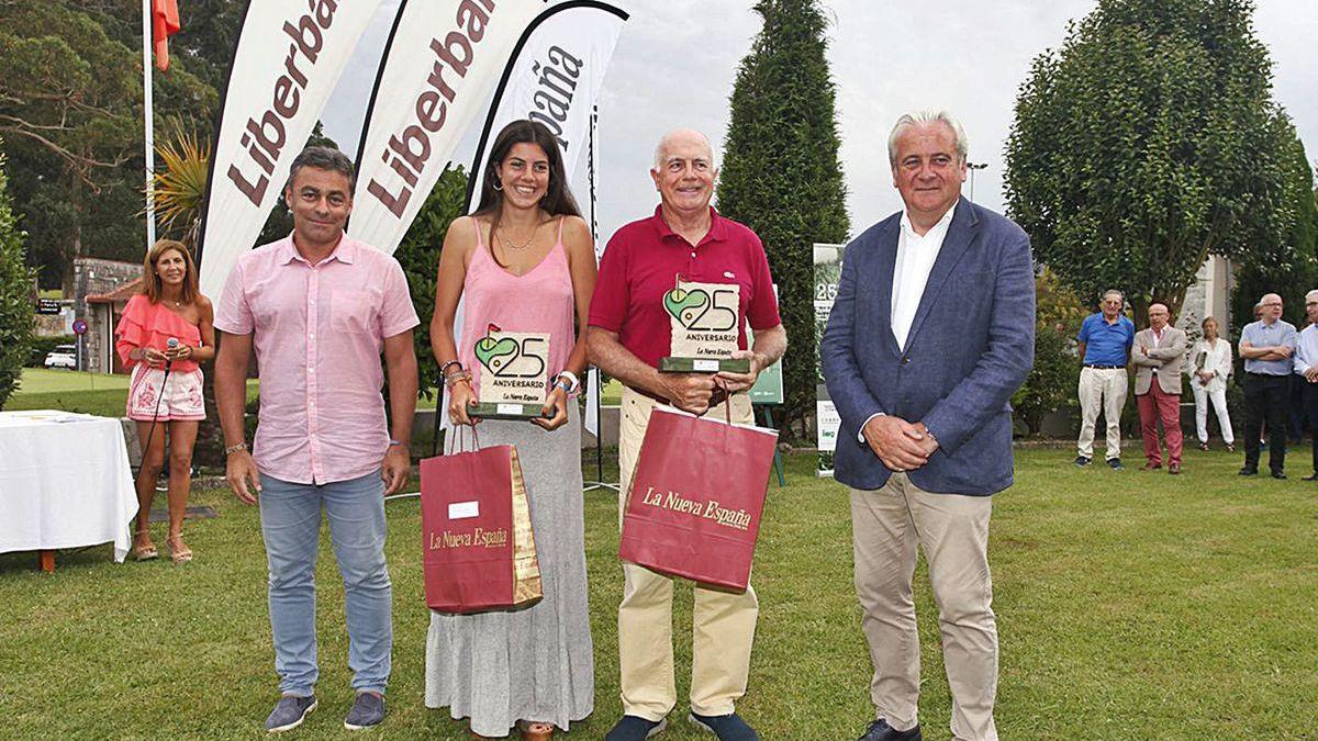 Los campeones absolutos en la pasada edición del Torneo LA NUEVA ESPAÑA-Trofeo Liberbank, Mariana Echevarría y Alfredo Echevarría, en el centro, entre José Ramón Tuero, a la izquierda, y Eduardo García.