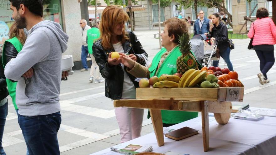 Voluntarios de la Asociación contra el Cáncer cambian fruta por cigarrillos