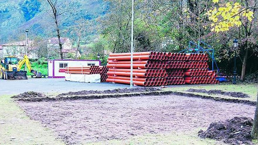 Acopio de material en Mier, localidad en la que ha comenzado la obra del plan del Agua.