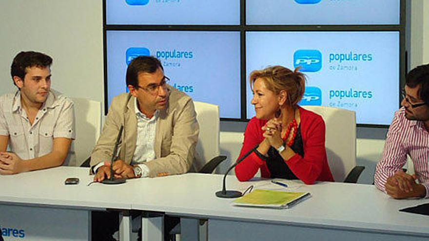 Participantes en el debate de ayer, en la sede del Partido Popular.