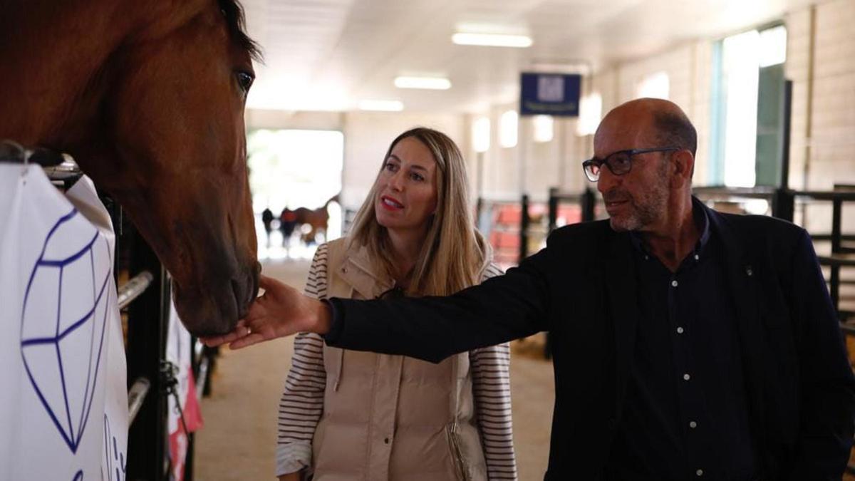 La presidenta de la Junta María Guardiola con el alcalde de Albalá, Juan Rodríguez en la última edición de la Feria del Caballo.