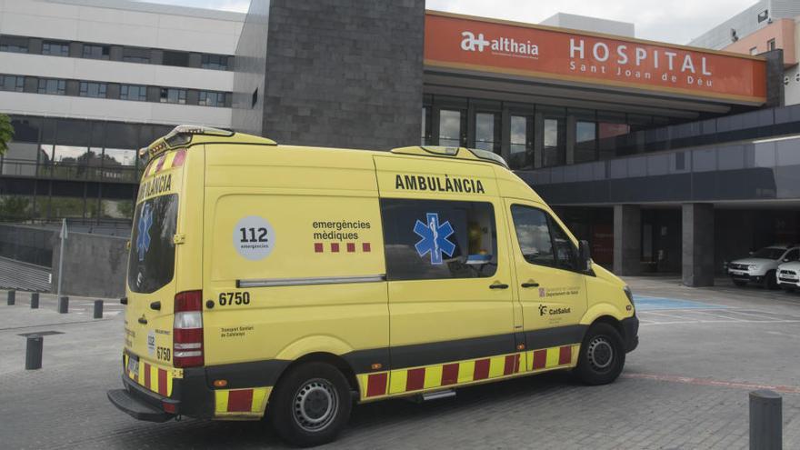 Una ambulància a l&#039;exterior de Sant Joan de Déu