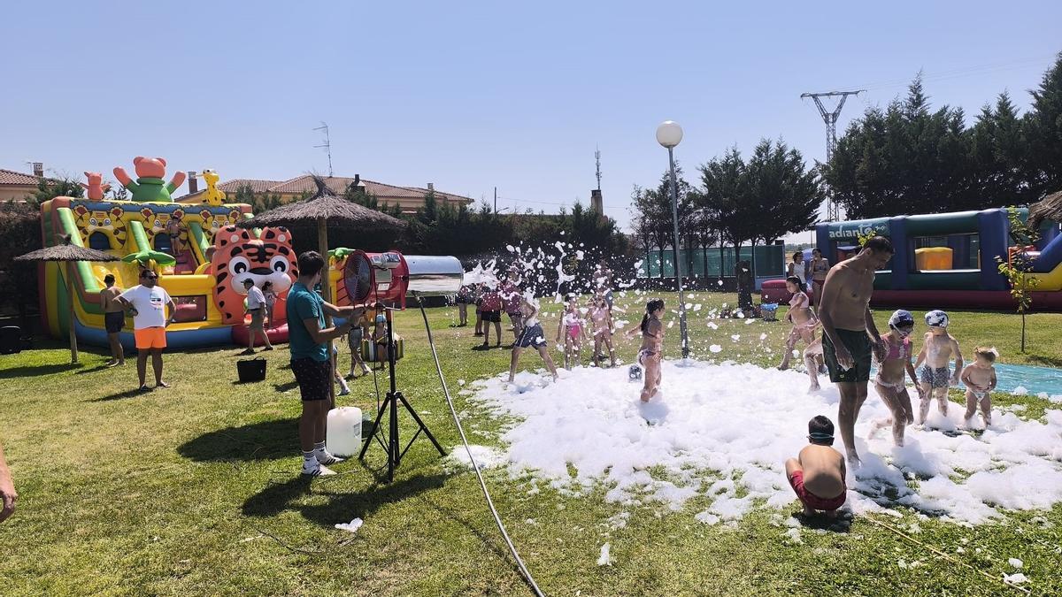 GALERIA | Fiesta de la espuma en San Cristóbal de Entreviñas