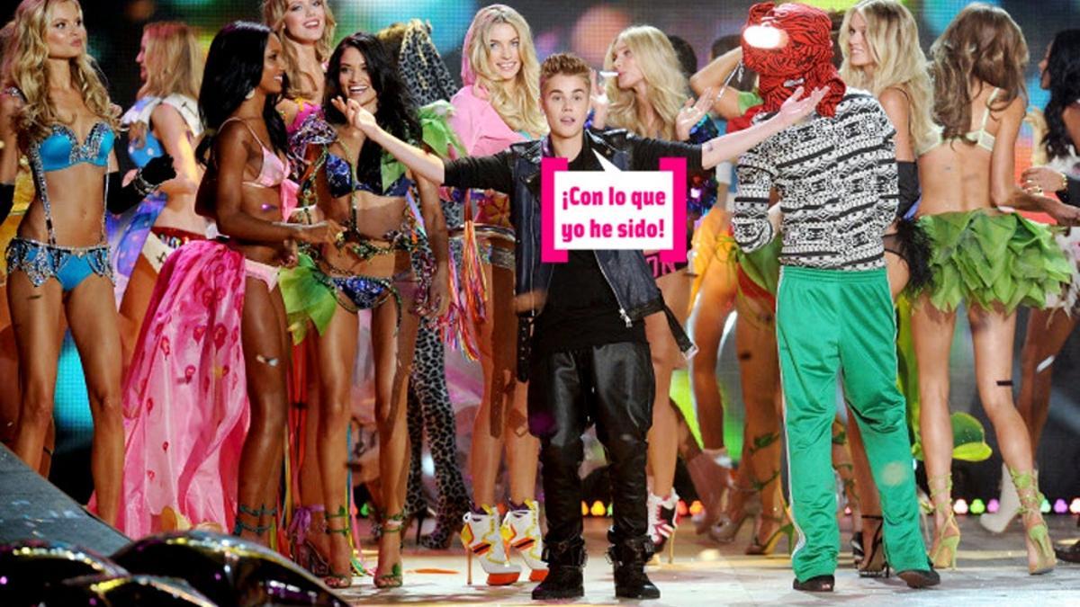 Justin Bieber rodeado de modelos de Victoria's Secret