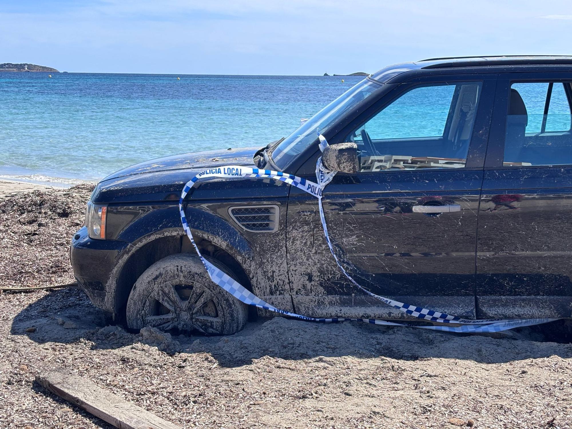 Un todoterreno, atrapado en la arena de una playa de Ibiza
