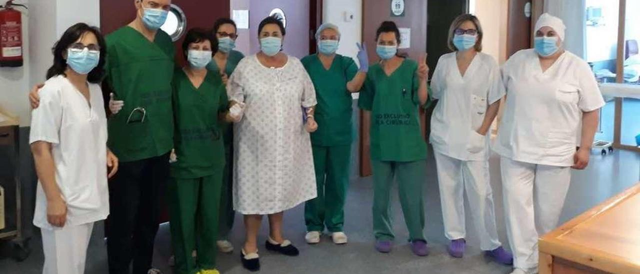 Susana Arbilla, pontevedresa de adopción, posa con profesionales del Hospital Montecelo ayer, día en el que recibió el alta. // R.V.