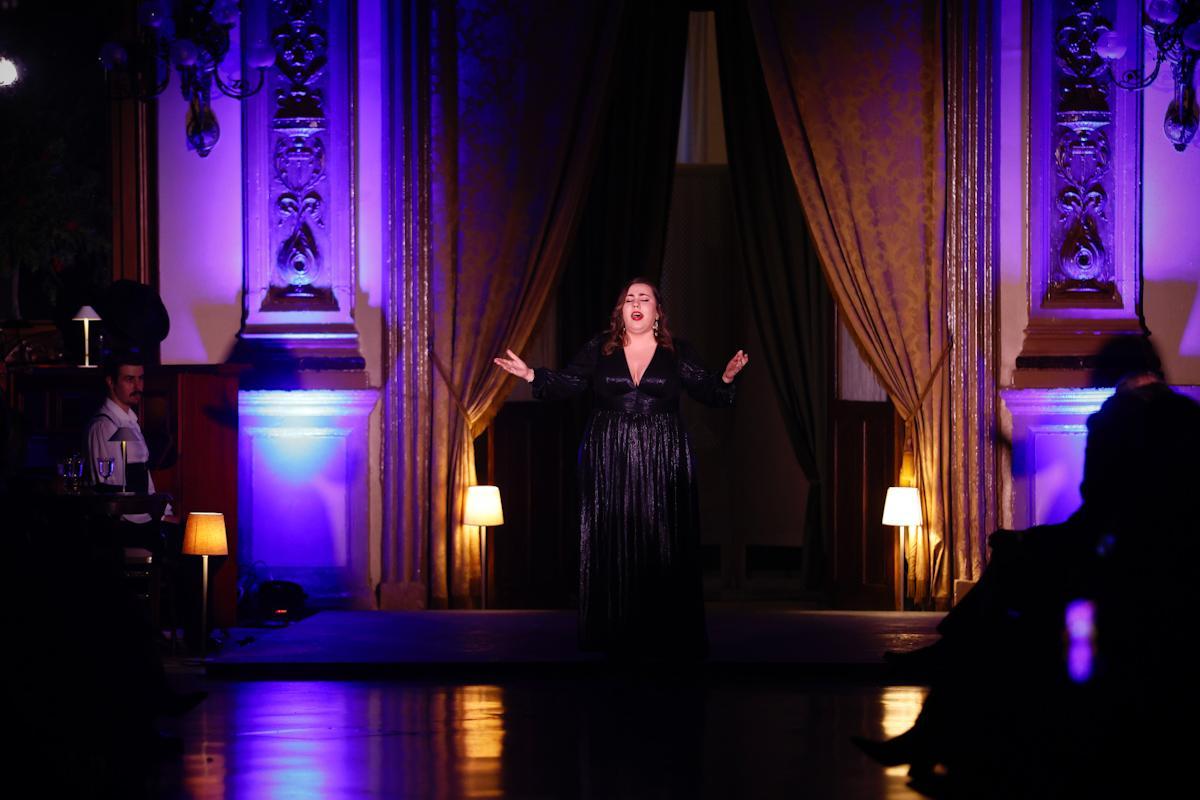 Desfile solidario de Alcer Córdoba en el Círculo de la Amistad