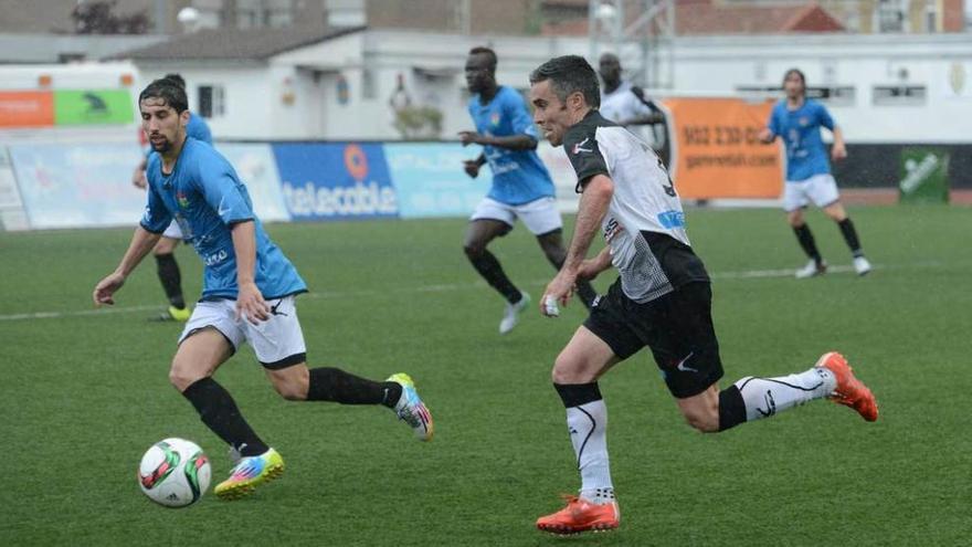 Invernón conduce el balón perseguido por un jugador del Boiro.