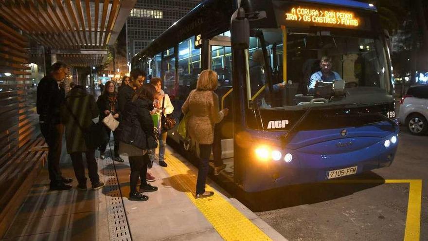 Un bus metropolitano, en la parada de Entrejardines.