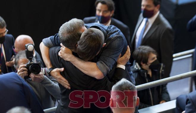Gerard Piqué se abraza con Joan Laporta durante la investidura de Laporta como nuevo presidente del FC Barcelona en el Camp Nou.