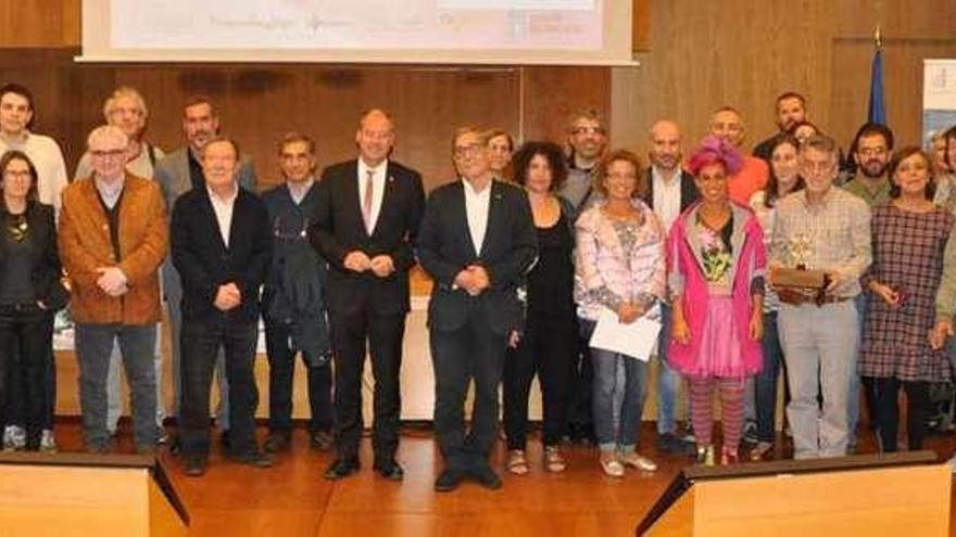 Foto de familia del rector Mato con profesores, exalumnos y responsables de Agaca y Espazocoop.  // Duvi