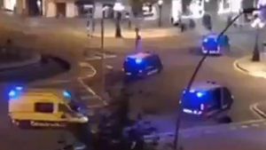 zentauroepp50597774 politica un mosso se cae de la furgoneta al ir con la puerta191026235003