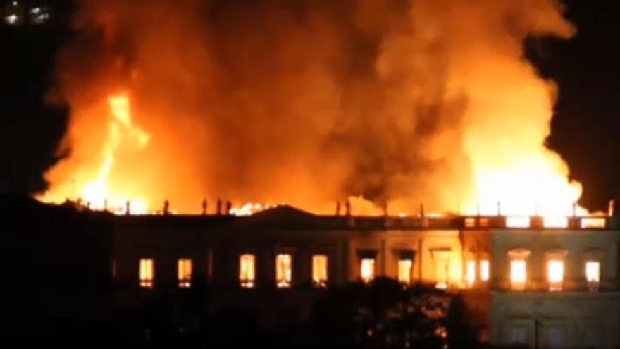 Arde el museo nacional de Río de Janeiro