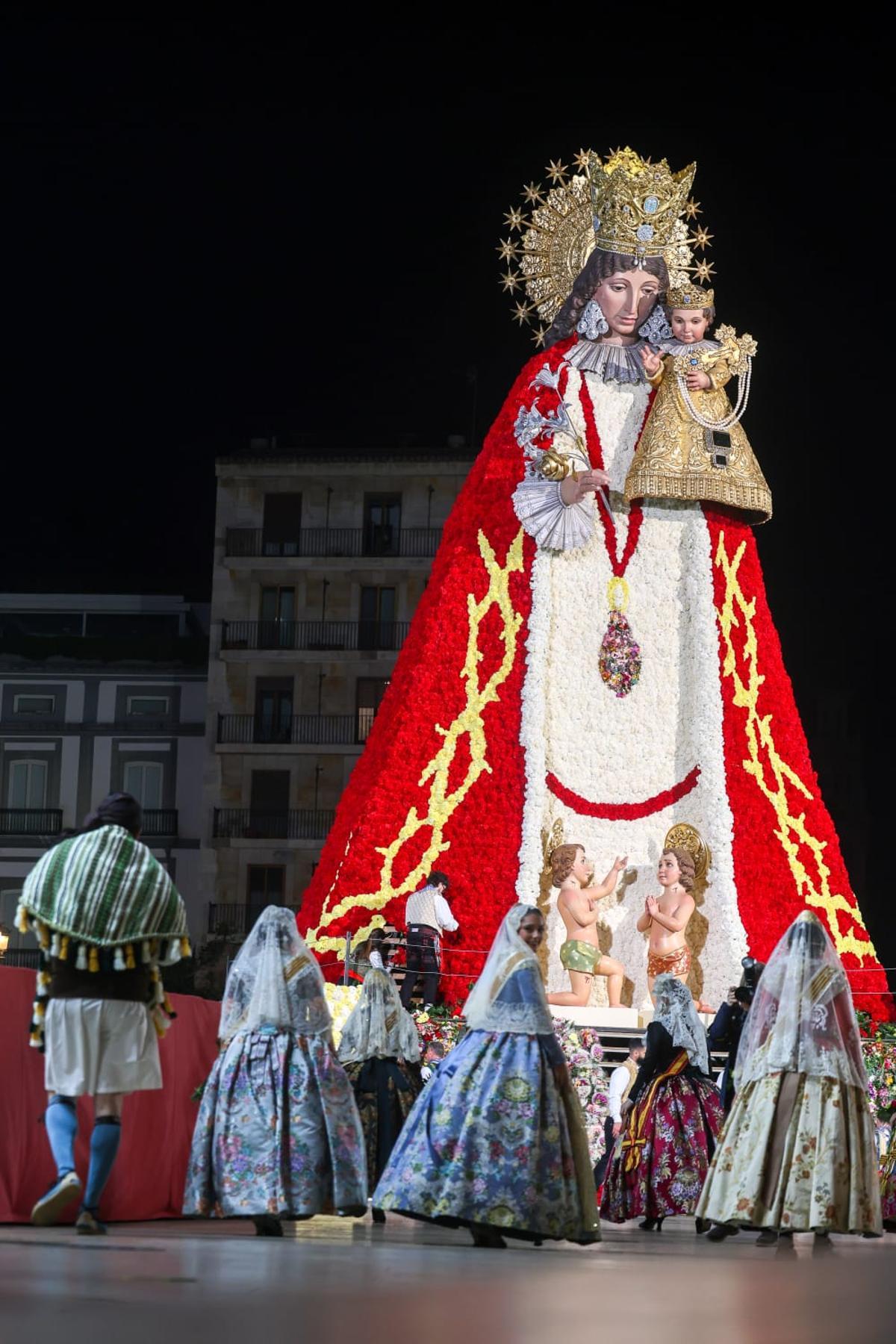 El manto de la Virgen ya luce su espíritu por la paz