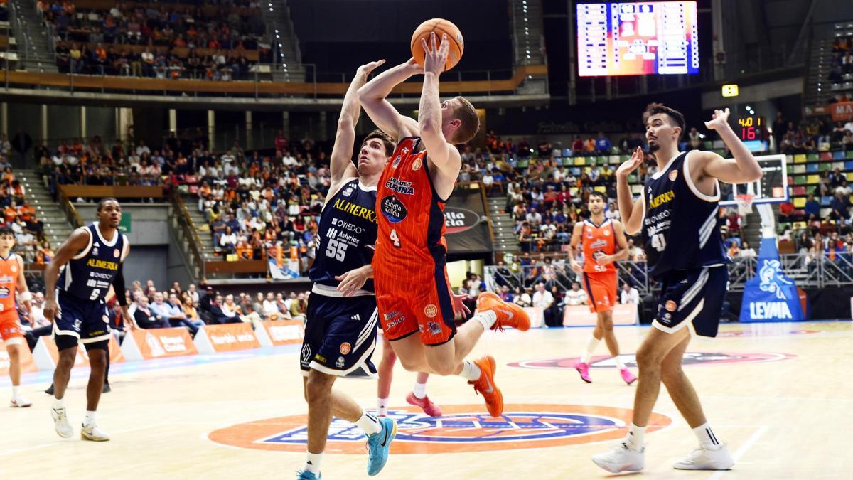 Paul Jorgensen entra a canasta en el partido entre el Leyma y el Oviedo de la primera vuelta en A Coruña.