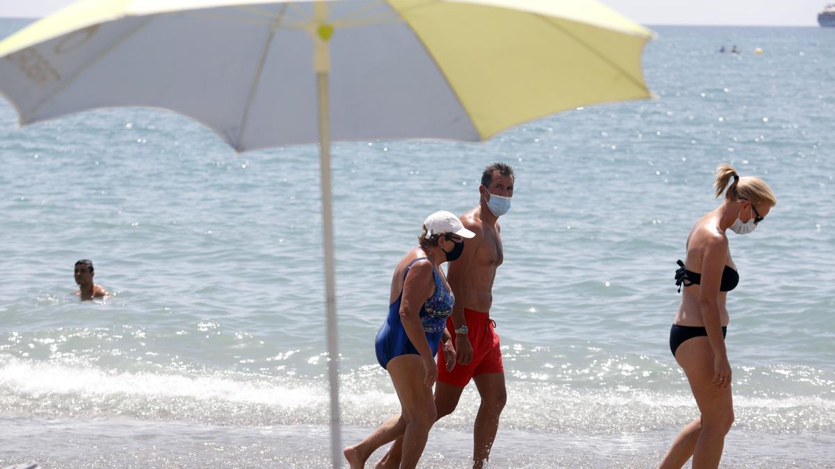 Bañistas en una playa de Málaga.