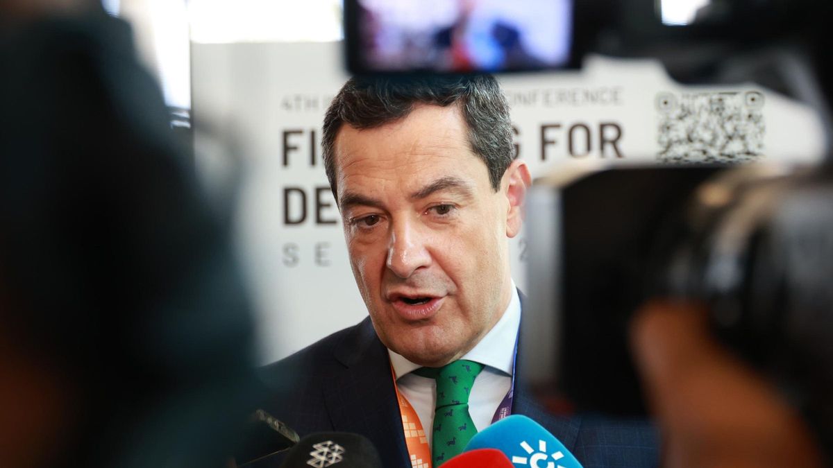 El presidente de la Junta de Andalucía, Juanma Moreno, atiende a los medios en un acto público, este lunes.