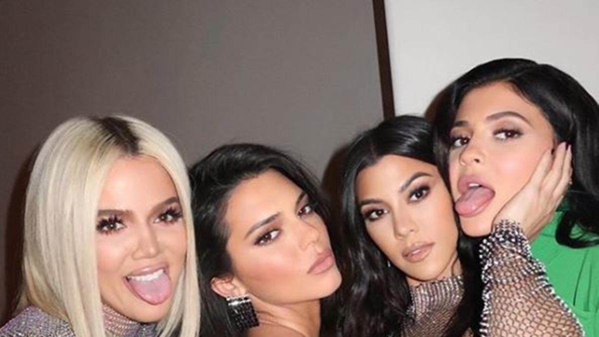 Kourtney Kardashian posando junto a sus hermanas