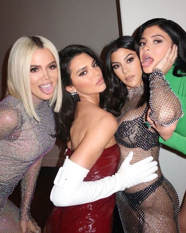 Kourtney Kardashian posando junto a sus hermanas