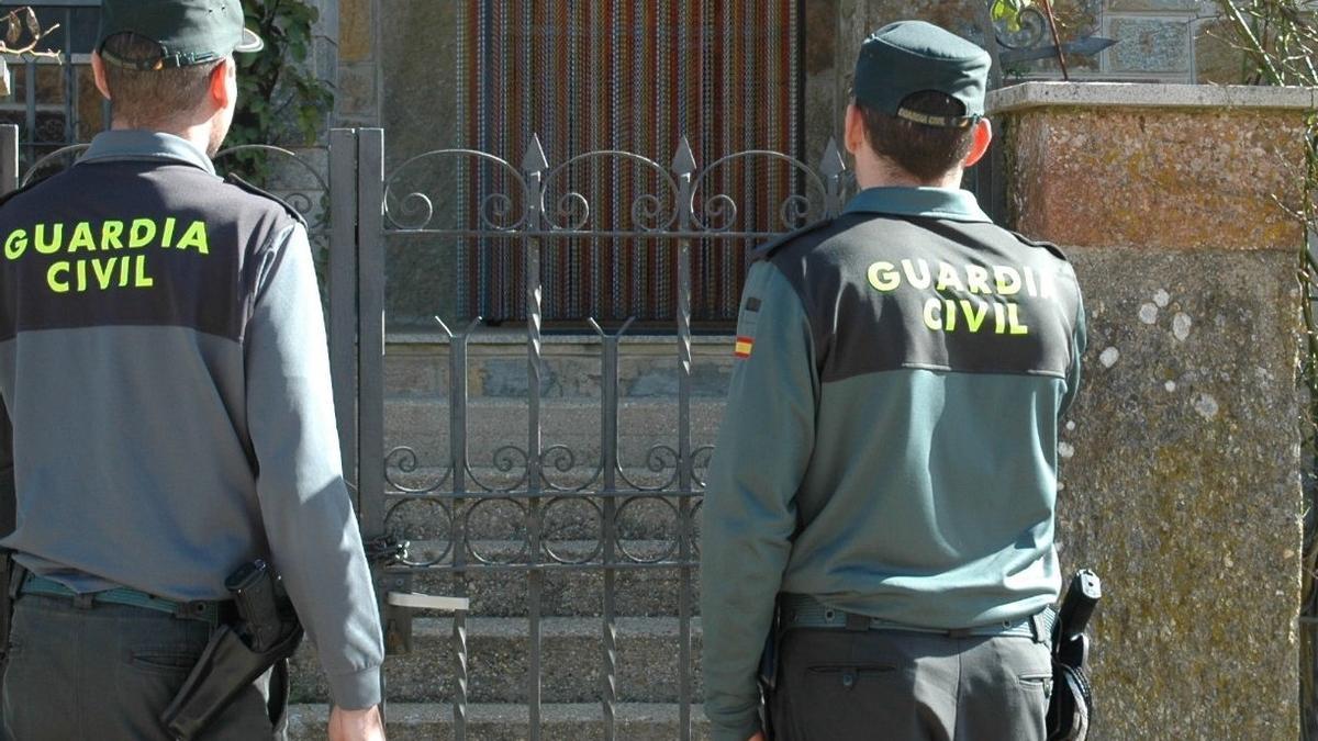 Dos agentes de la Guardia Civil en una intervención en la provincia de Zamora.
