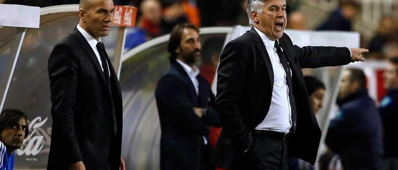 Zidane y Ancelotti, durante un Rayo Vallecano-Real Madrid de la temporada 2013-14.