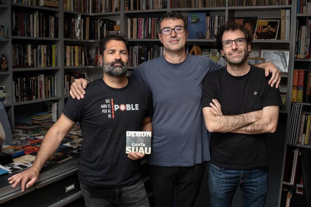 Retrato del cantante Pau Debon, el poeta Pere Suau i el compositor Antoni Bujosa que debutan con el proyecto musical "Debon canta Suau"