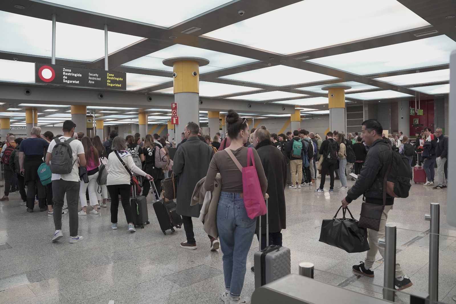 Colapso en los filtros de seguridad del aeropuerto de Palma con una hora de espera y cientos de personas atrapadas